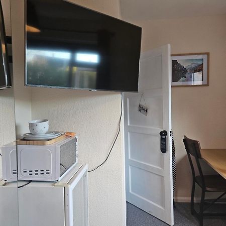 Double Bedroom Located Close To Manchester Airport Уидъншоо Екстериор снимка