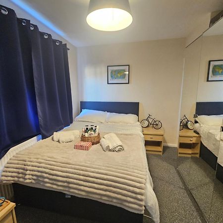 Double Bedroom Located Close To Manchester Airport Уидъншоо Екстериор снимка
