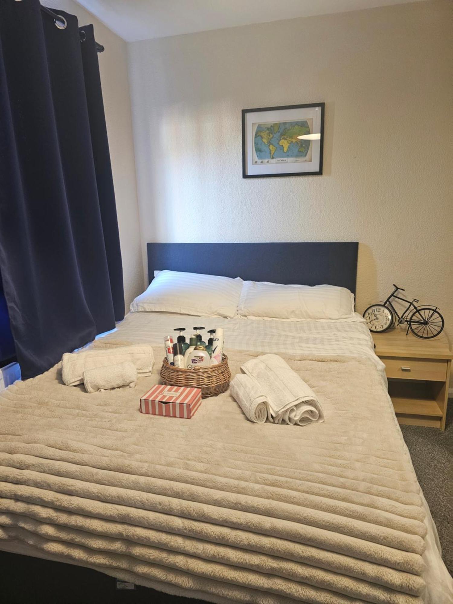 Double Bedroom Located Close To Manchester Airport Уидъншоо Екстериор снимка