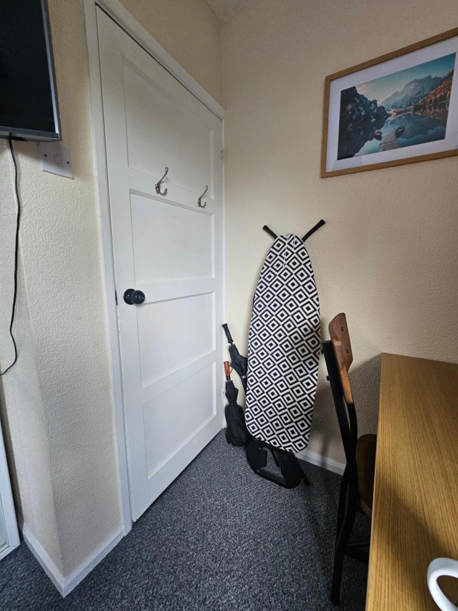 Double Bedroom Located Close To Manchester Airport Уидъншоо Екстериор снимка