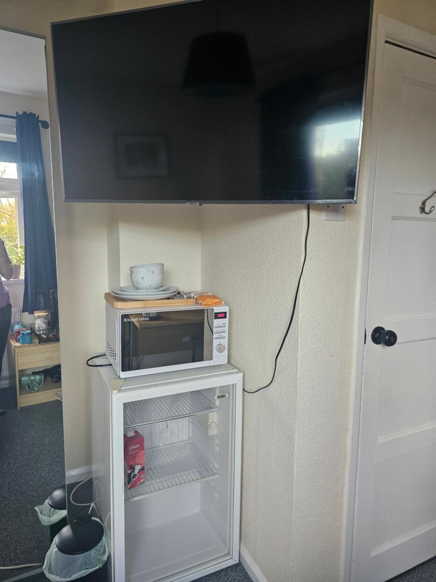 Double Bedroom Located Close To Manchester Airport Уидъншоо Екстериор снимка