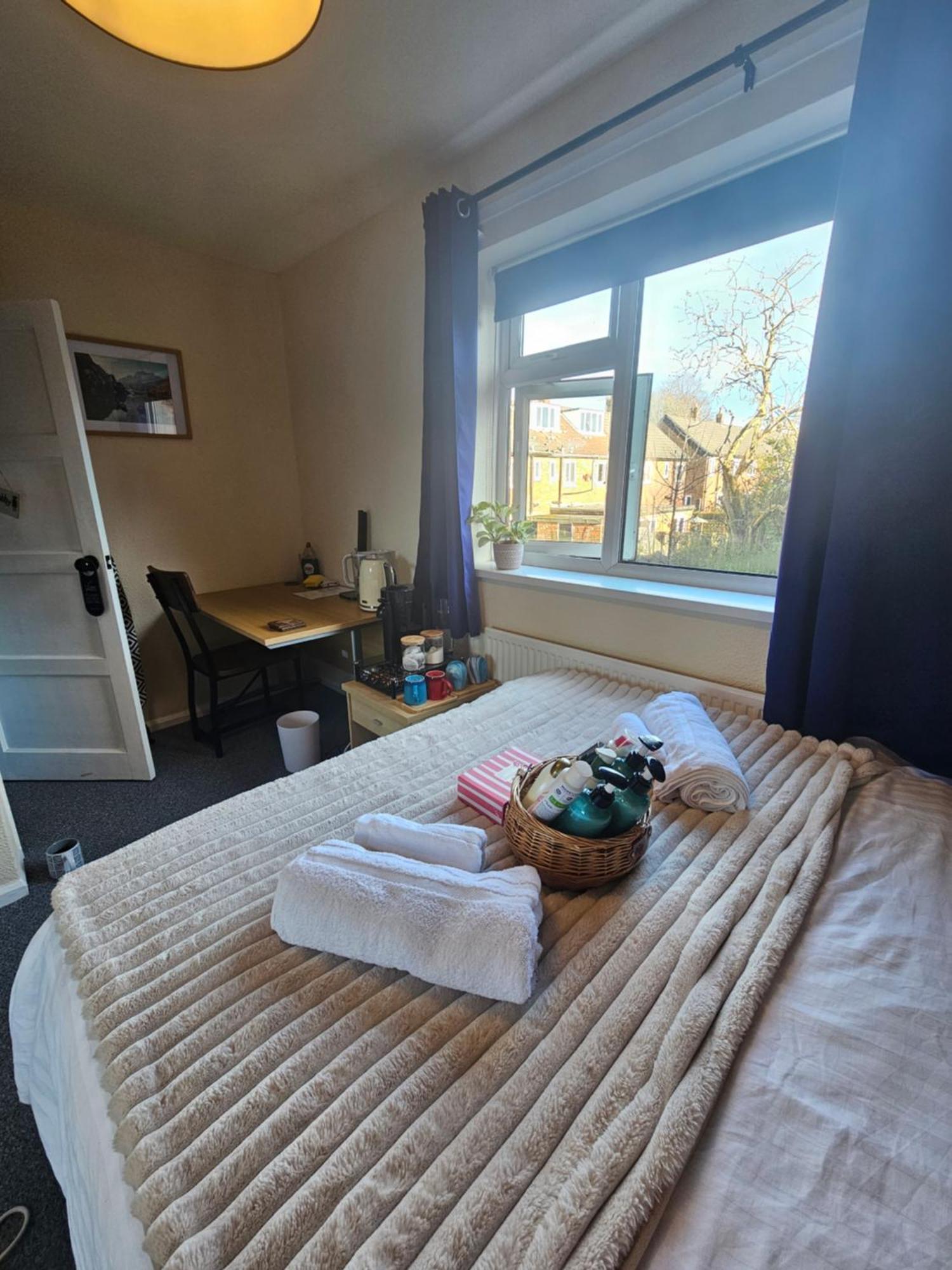 Double Bedroom Located Close To Manchester Airport Уидъншоо Екстериор снимка