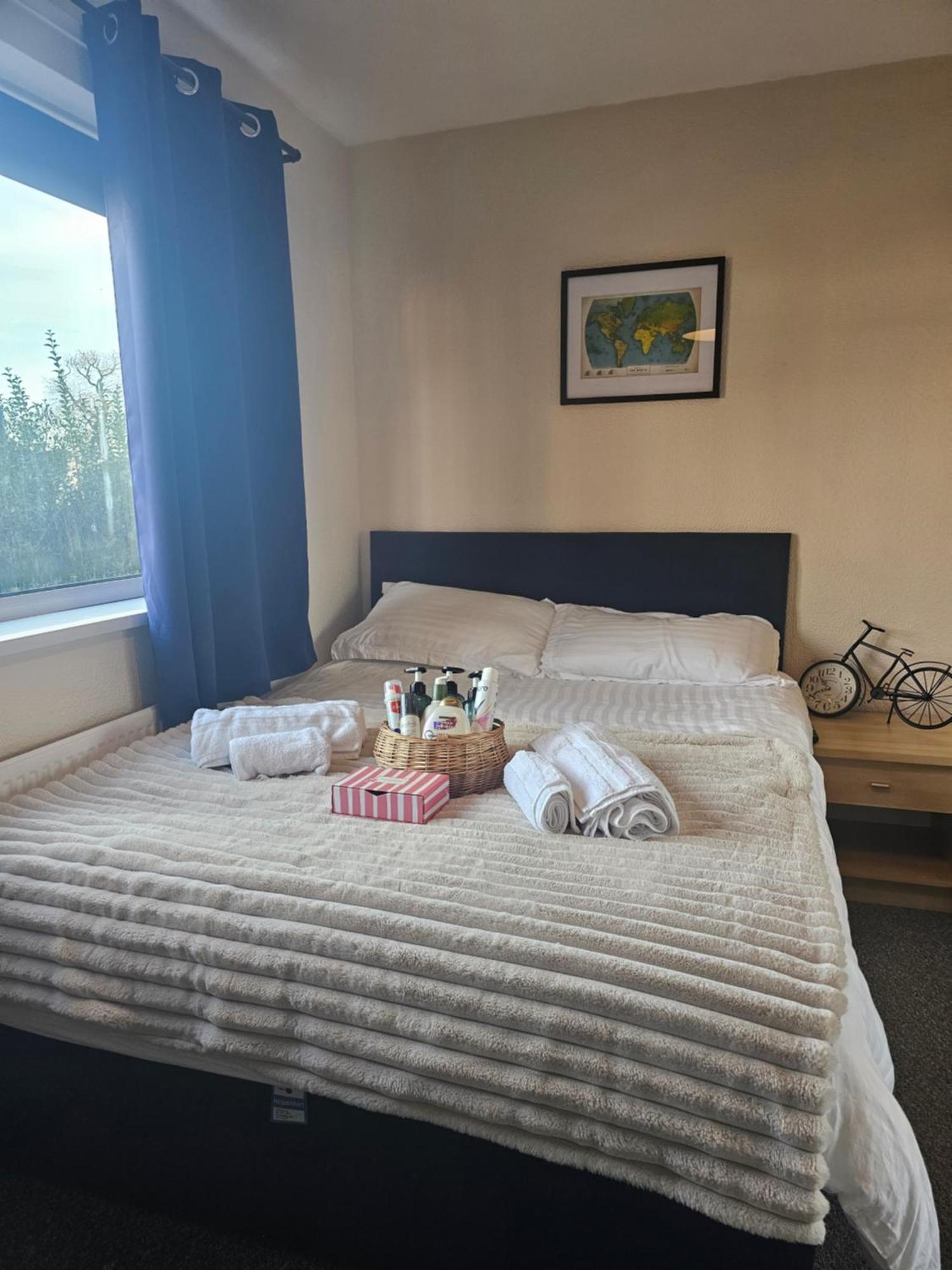 Double Bedroom Located Close To Manchester Airport Уидъншоо Екстериор снимка