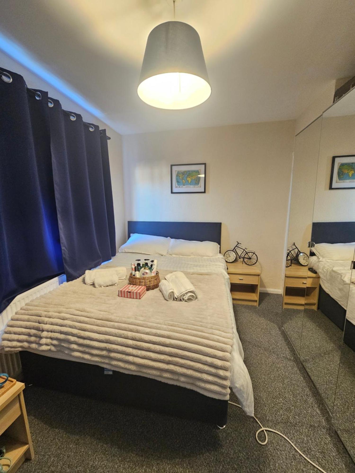 Double Bedroom Located Close To Manchester Airport Уидъншоо Екстериор снимка